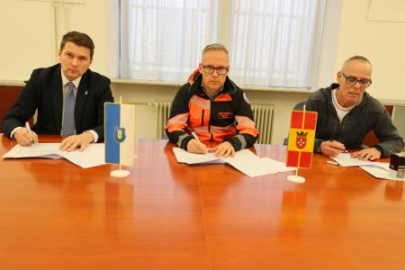 ODLOČEN PROTEST ZOPER NAPOVEDANO UKINITEV SLUŽBE NUJNE MEDICINSKE POMOČI NA OBMOČJU OBČINE KAMNIK IN OBČINE KOMENDA (2)